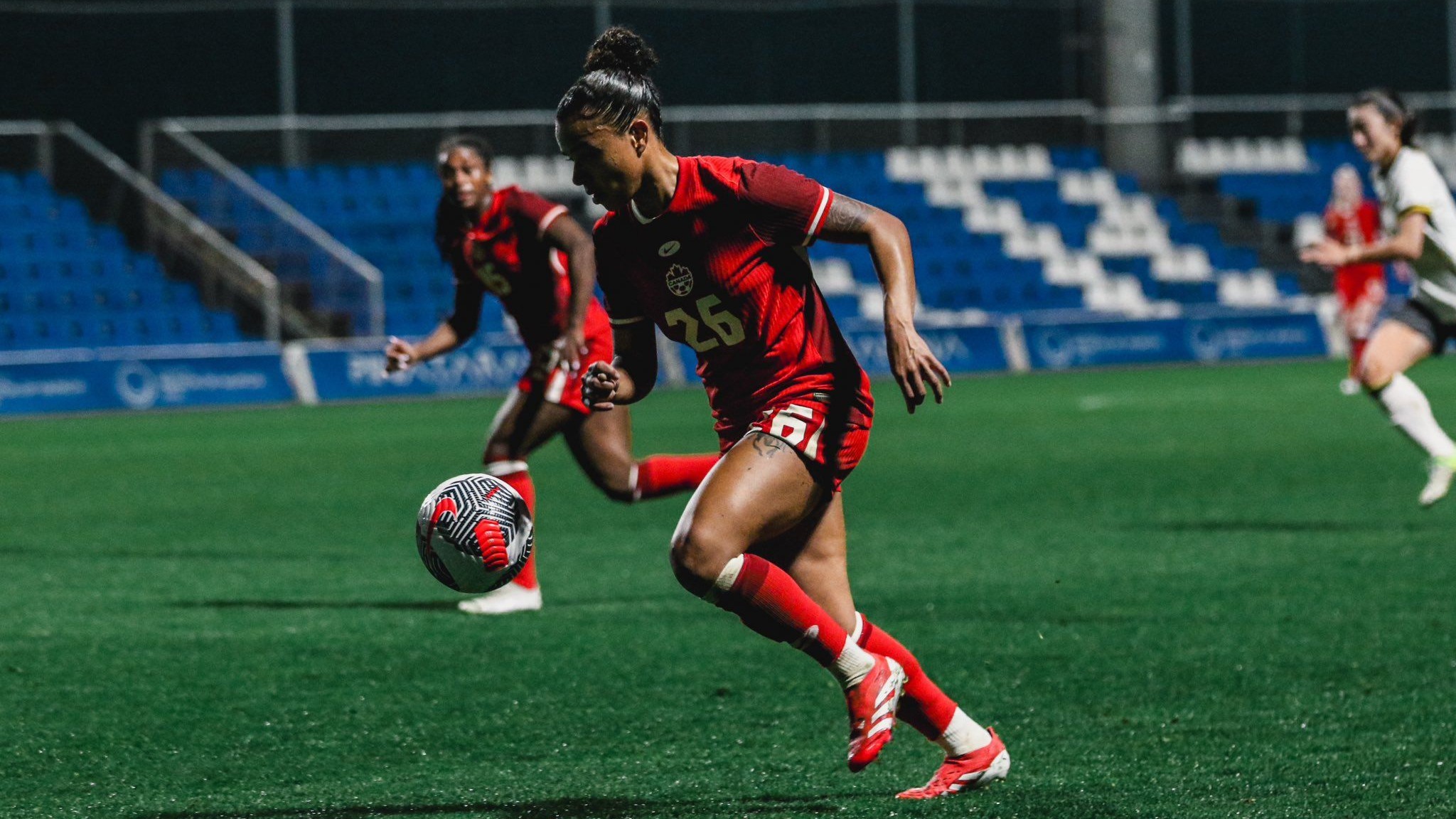 星空体育官方网站-包含足坛女运动员在比赛中展现出色传球技巧的词条