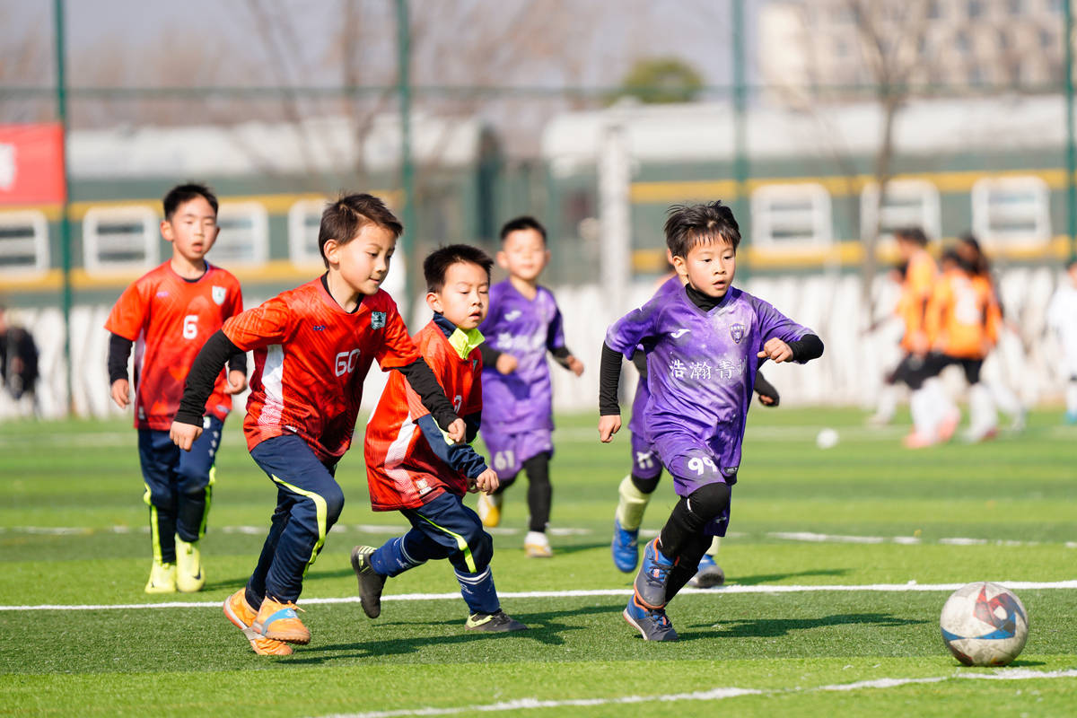 星空体育中国官网-国内足球取得新突破：球队在重要比赛中进一步发展